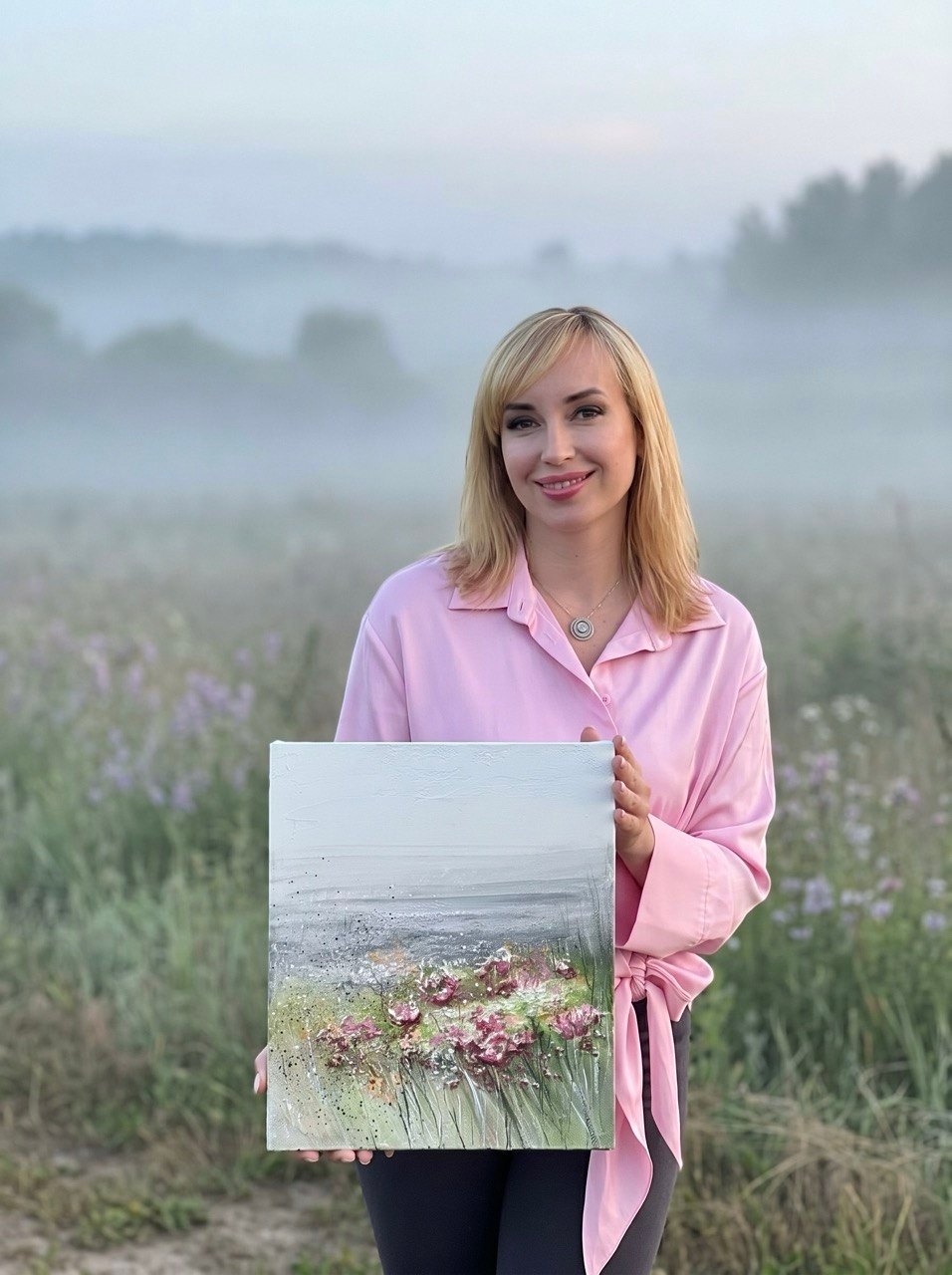 Кристина Брилькова с картиной «Аромат лета» в утреннем поле
