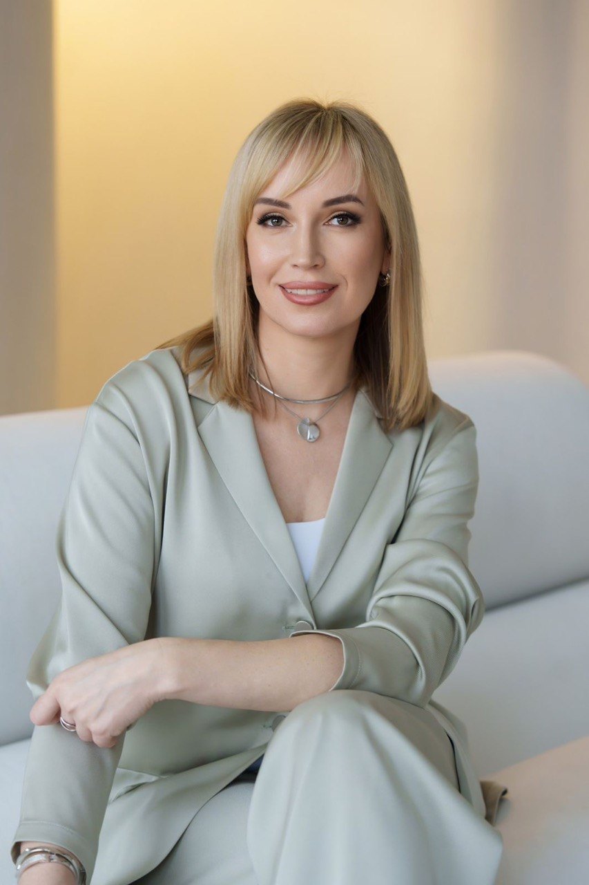 Кристина Брилькова в светлом шалфейном костюме