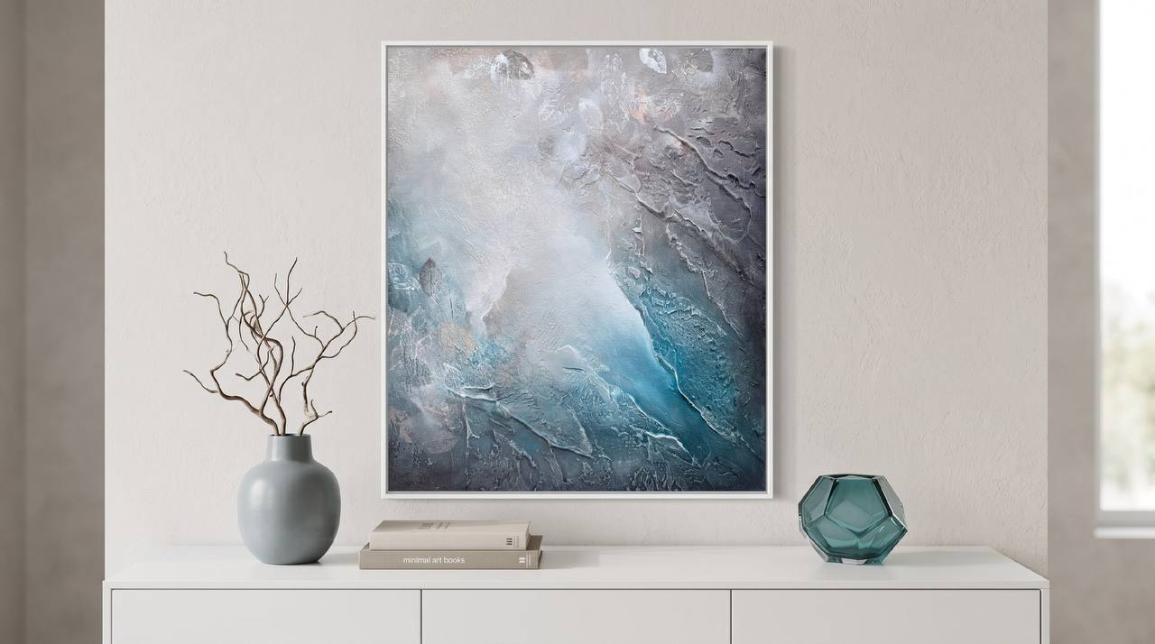 Картина «Сквозь сон» в белой раме над консолью